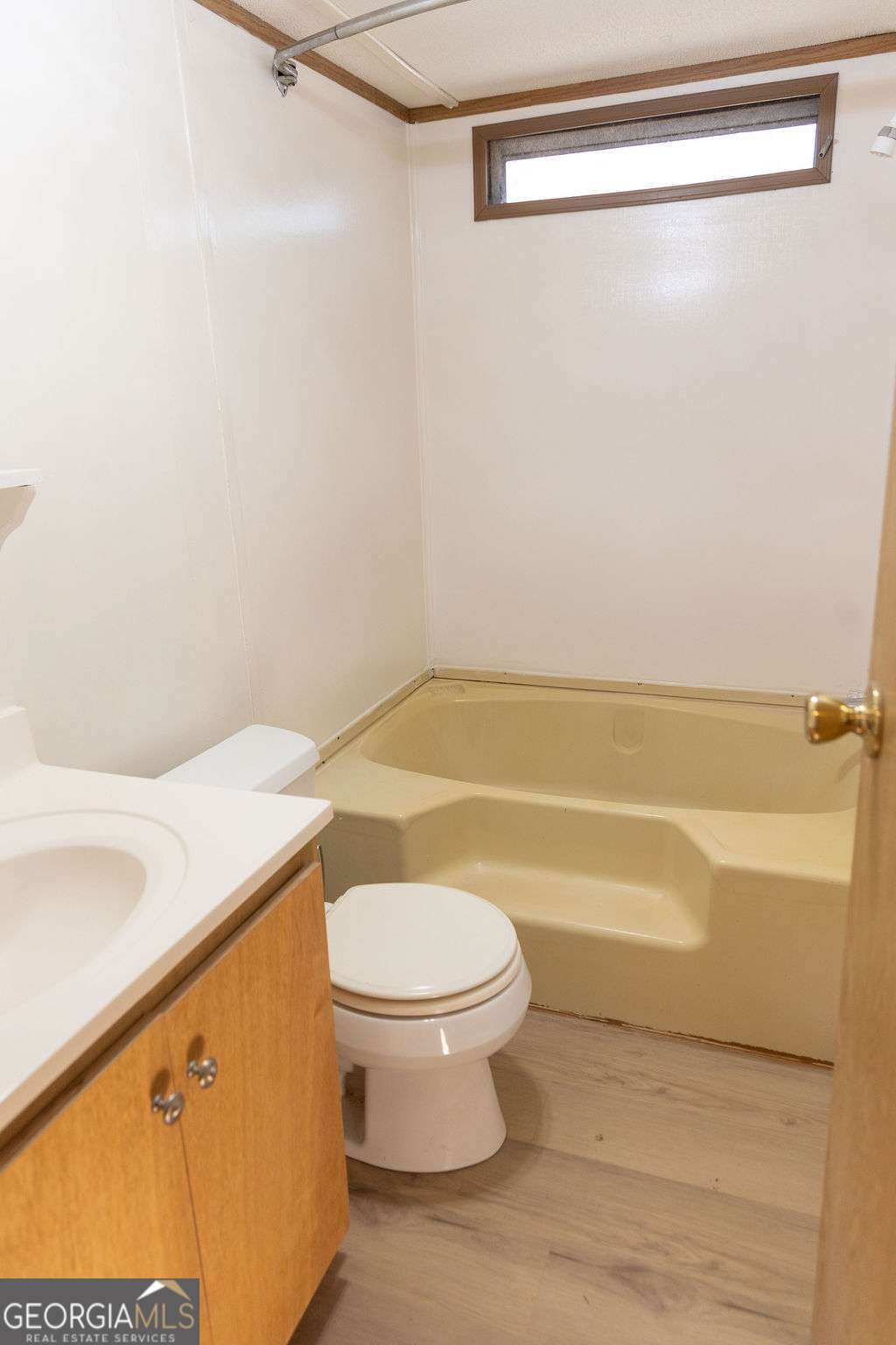 629 Sierra Road Jesup, GA 31545 - Photo 11 of 23 a bathroom with a toilet and a bathtub