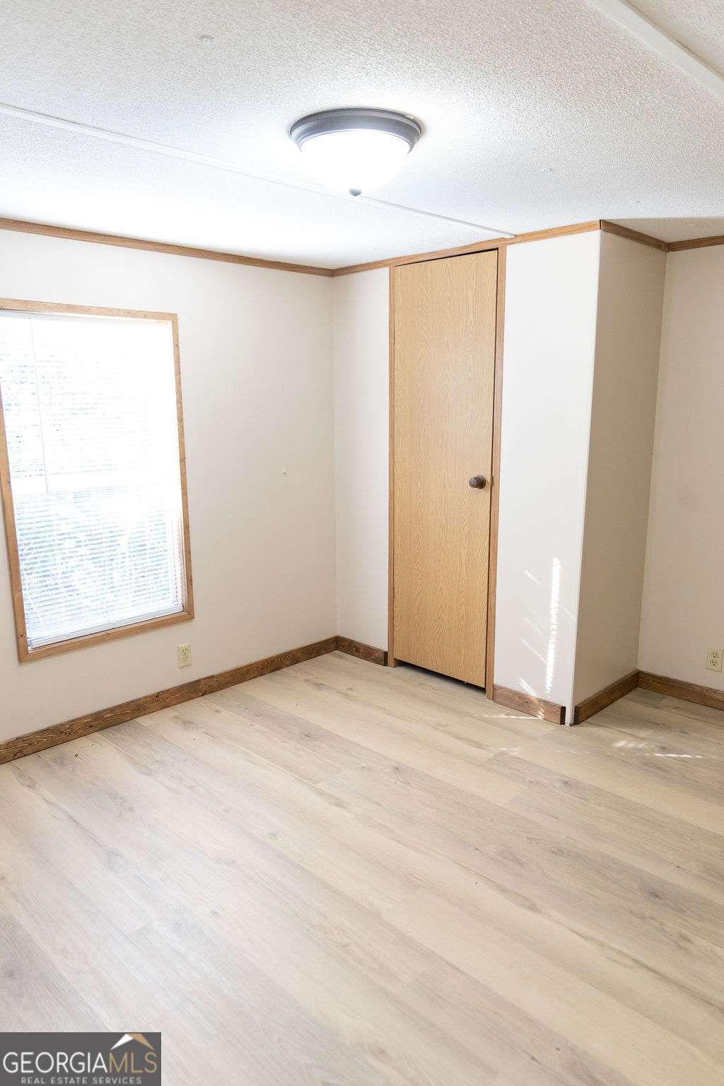 629 Sierra Road Jesup, GA 31545 - Photo 15 of 23 an empty room with windows and closet