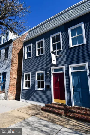 $3,995 | 216 South Henry Street, Alexandria, VA 22314