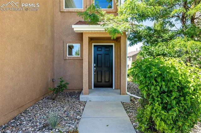 a view of a entrance of the house
