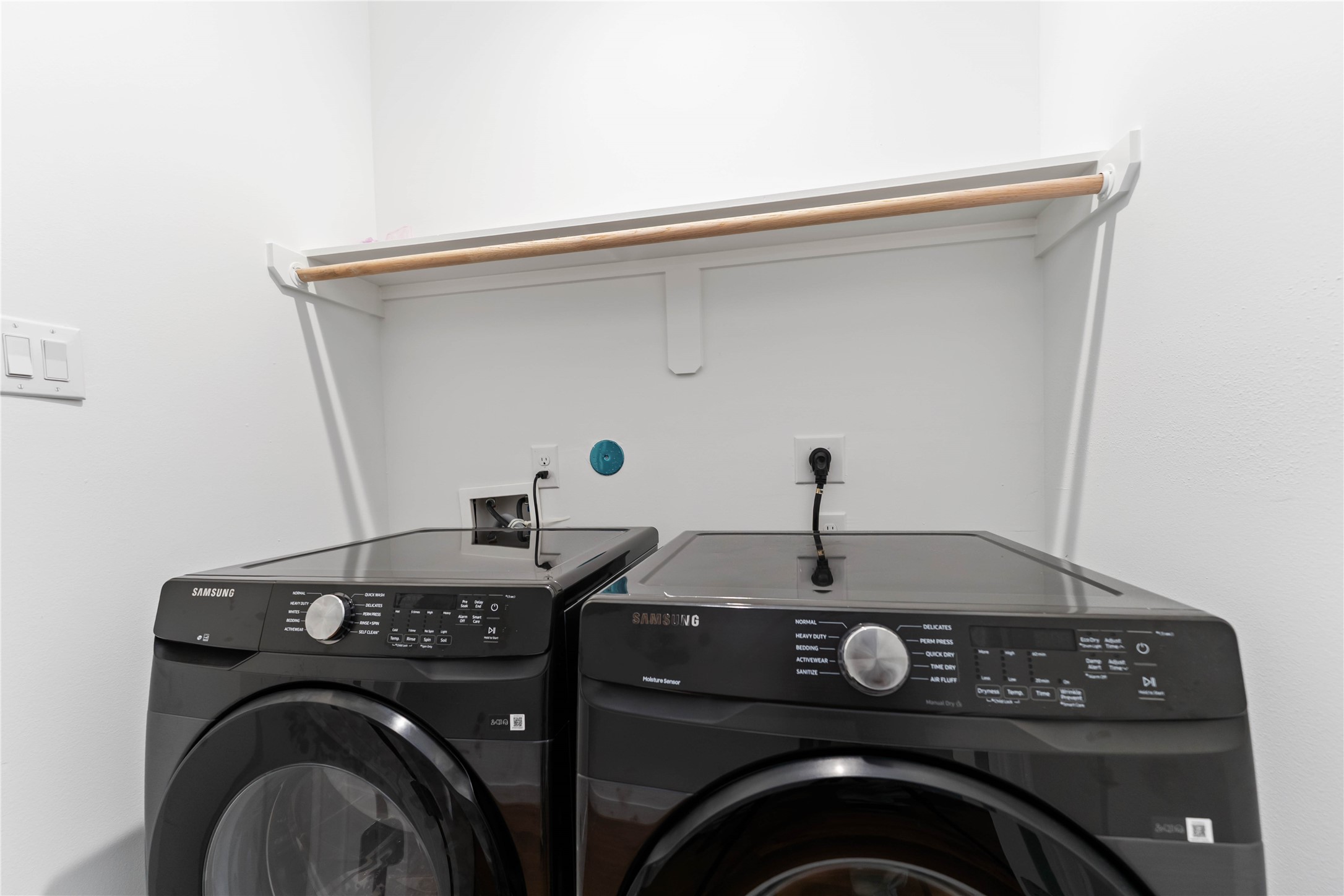 3040 Webster Street Houston, TX 77004 - Photo 13 of 18 a utility room with dryer and washer