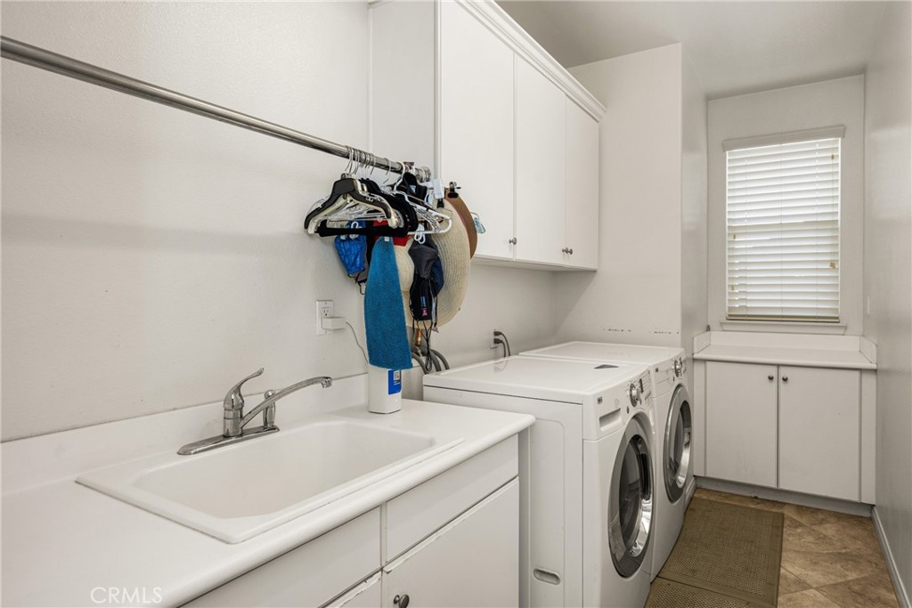 12652 Twin Peak Court Riverside, CA 92503 - Photo 39 of 55 a utility room with dryer and washer