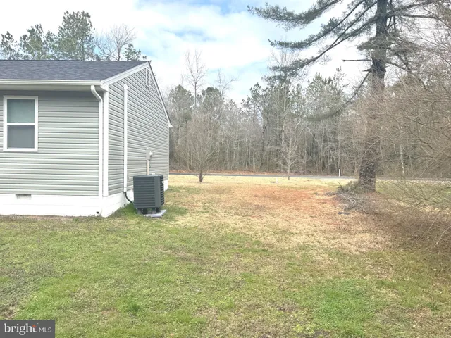a view of a yard with a house