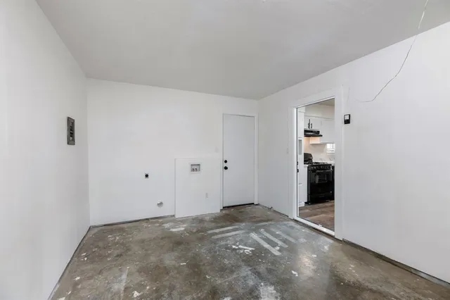 a view of a big room with closet and windows