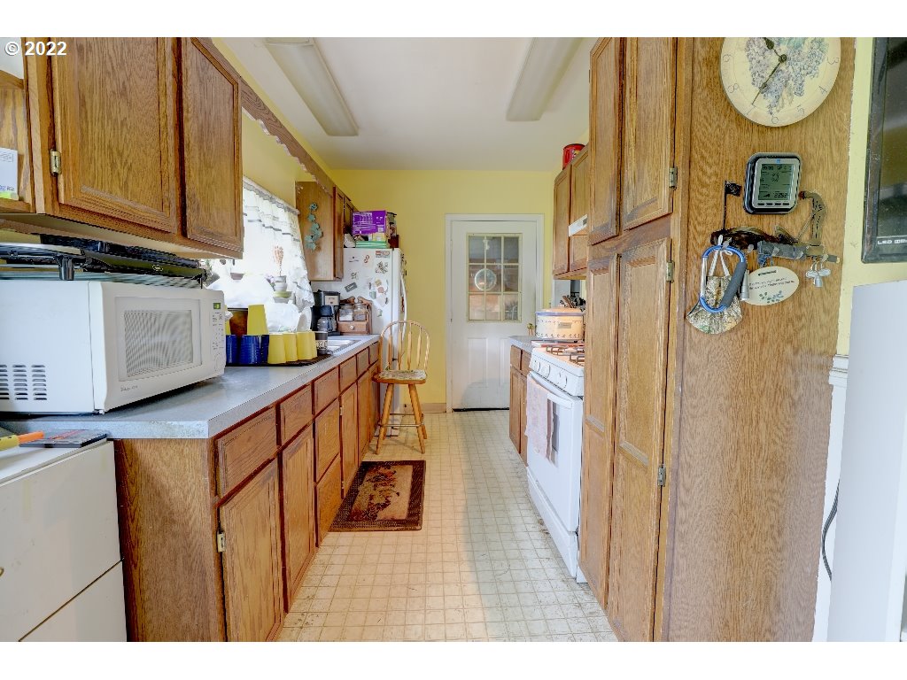 204 Walnut Street Bingen, WA 98605 - Photo 11 of 21