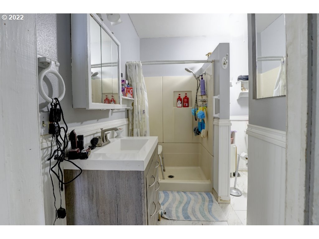 204 Walnut Street Bingen, WA 98605 - Photo 13 of 21