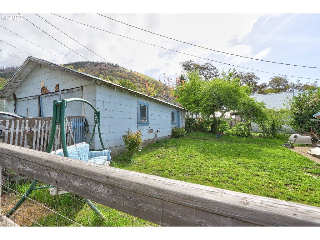 204 Walnut Street Bingen, WA 98605 - Photo 18 of 21