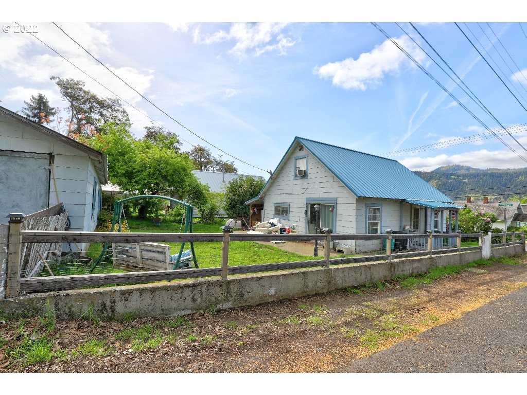 204 Walnut Street Bingen, WA 98605 - Photo 19 of 21