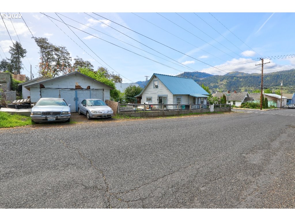 204 Walnut Street Bingen, WA 98605 - Photo 2 of 21