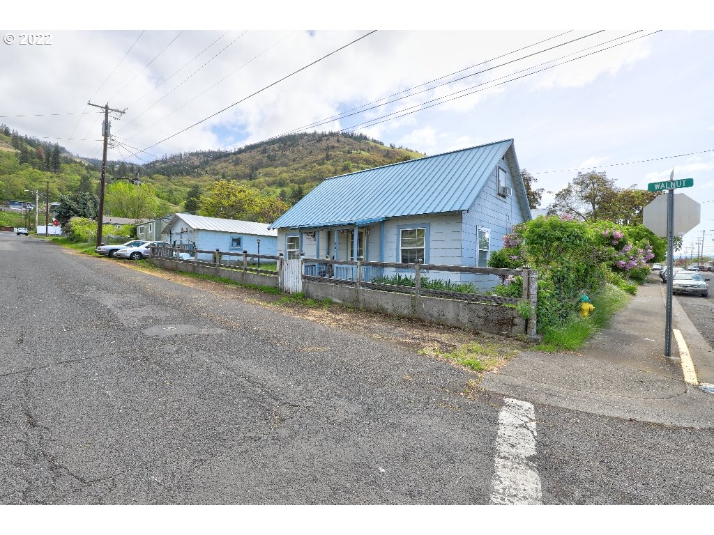 204 Walnut Street Bingen, WA 98605 - Photo 3 of 21