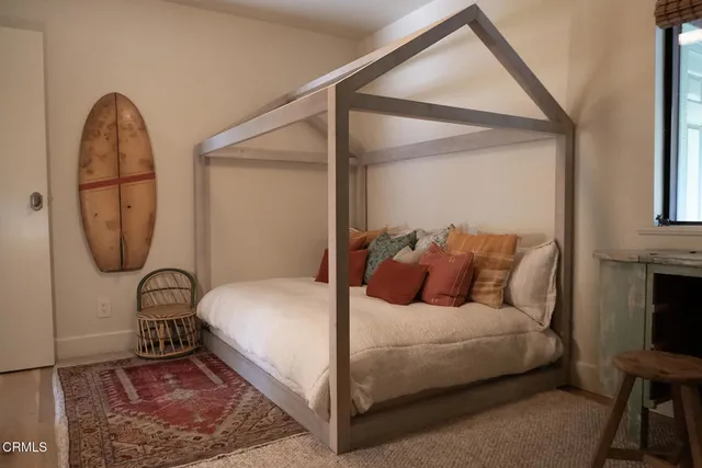 a view of a fountain in front of the house