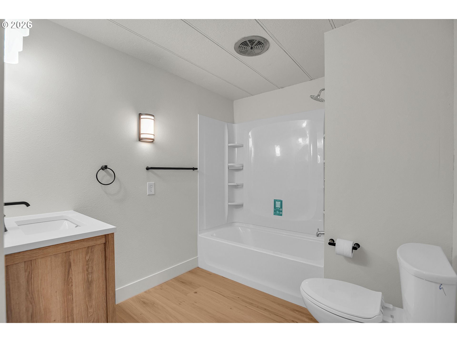 4400 Southeast Roethe Road, Unit 51 Milwaukie, OR 97267 - Photo 25 of 48 a bathroom with a bathtub a sink a toilet and a shower