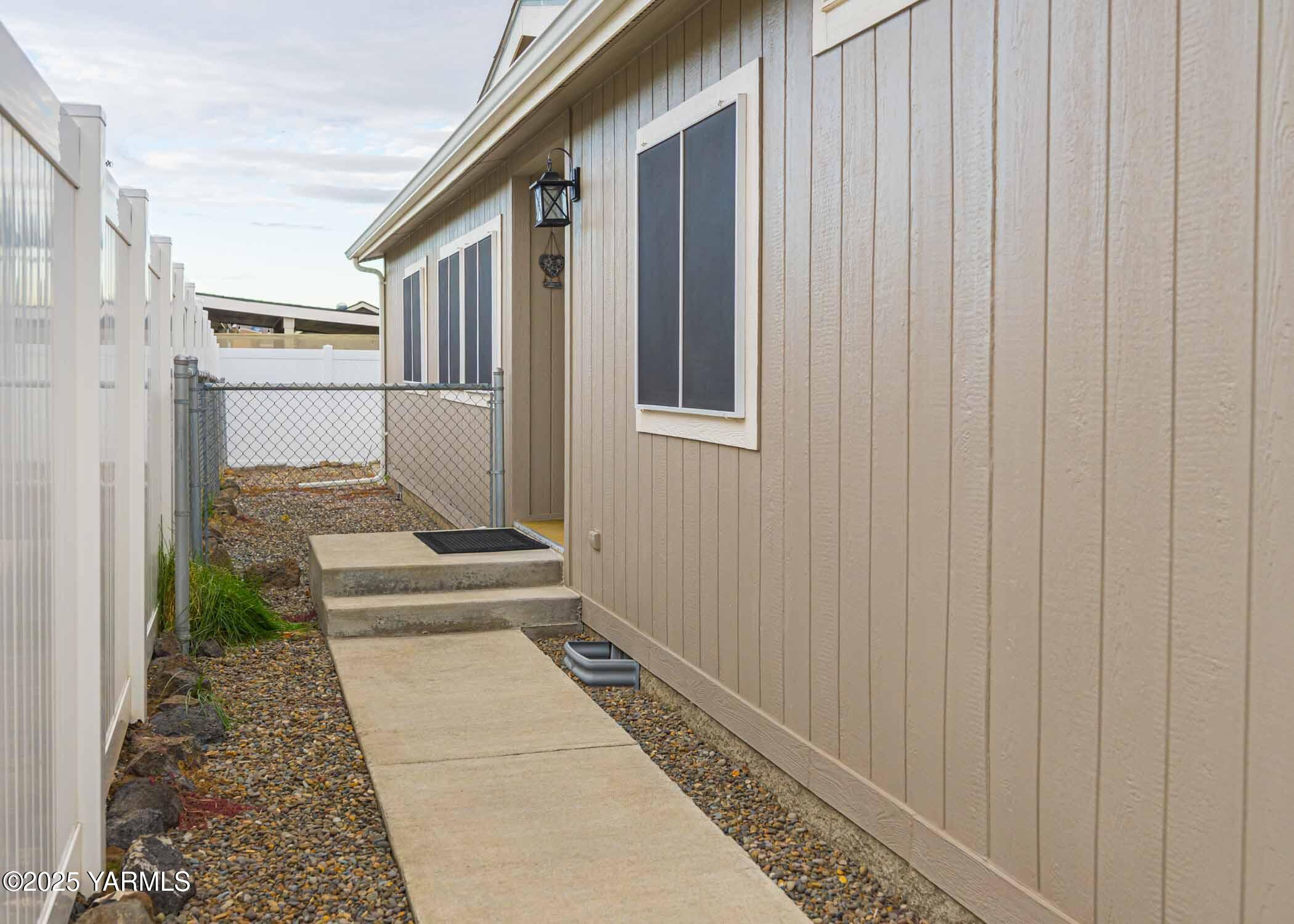 7009 Manor Way Yakima, WA 98908 - Photo 16 of 28 #2.4 Front Walkway