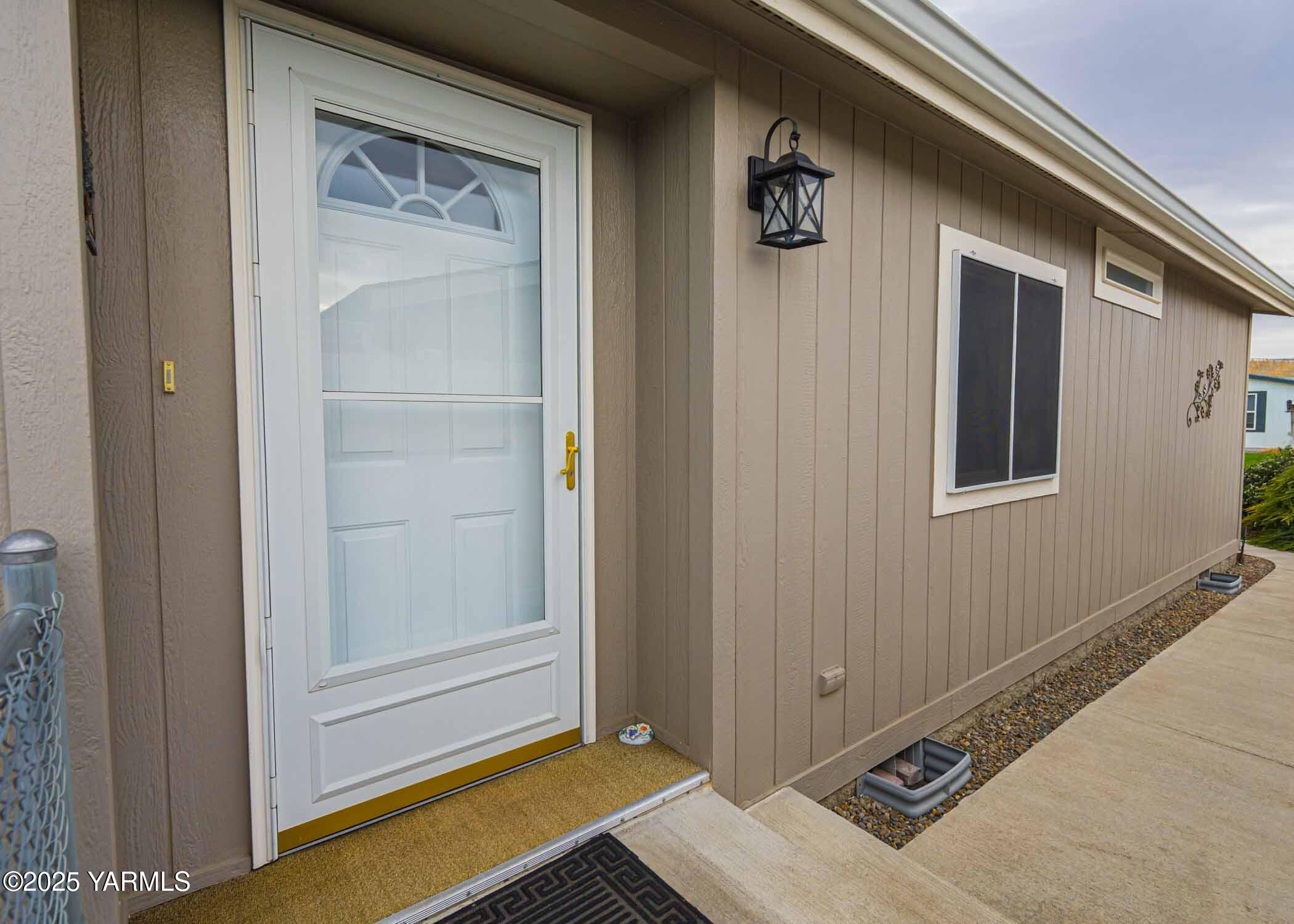 7009 Manor Way Yakima, WA 98908 - Photo 17 of 28 #3 Front Door