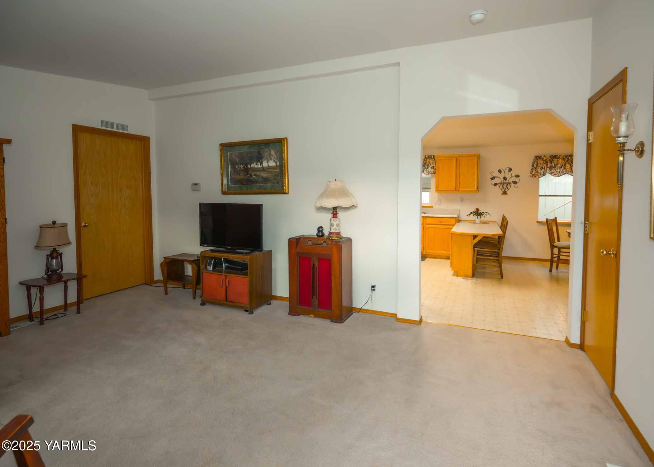 7009 Manor Way Yakima, WA 98908 - Photo 19 of 28 #6 Front LR to Kitchen