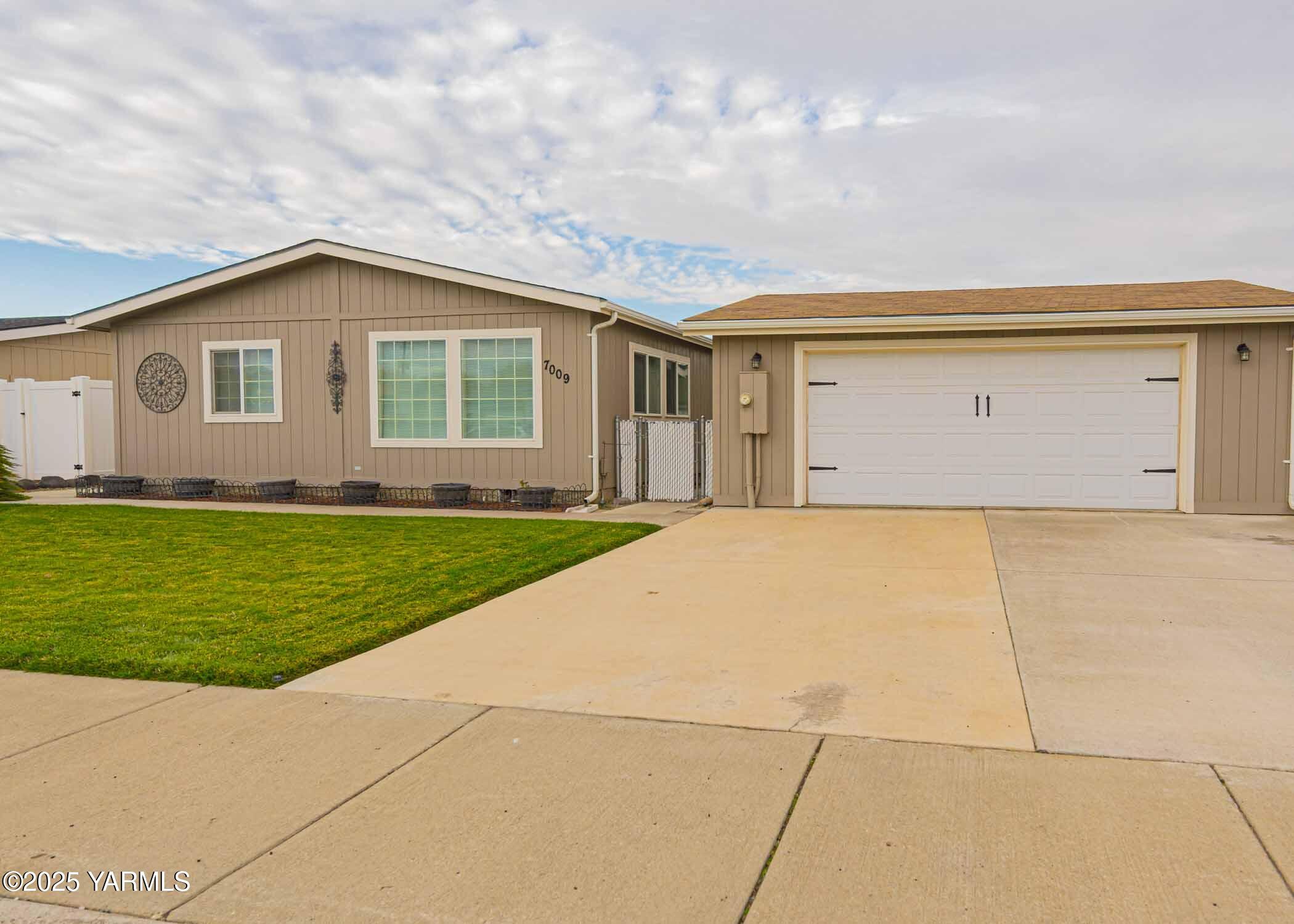 7009 Manor Way Yakima, WA 98908 - Photo 2 of 28 #2 Front wide