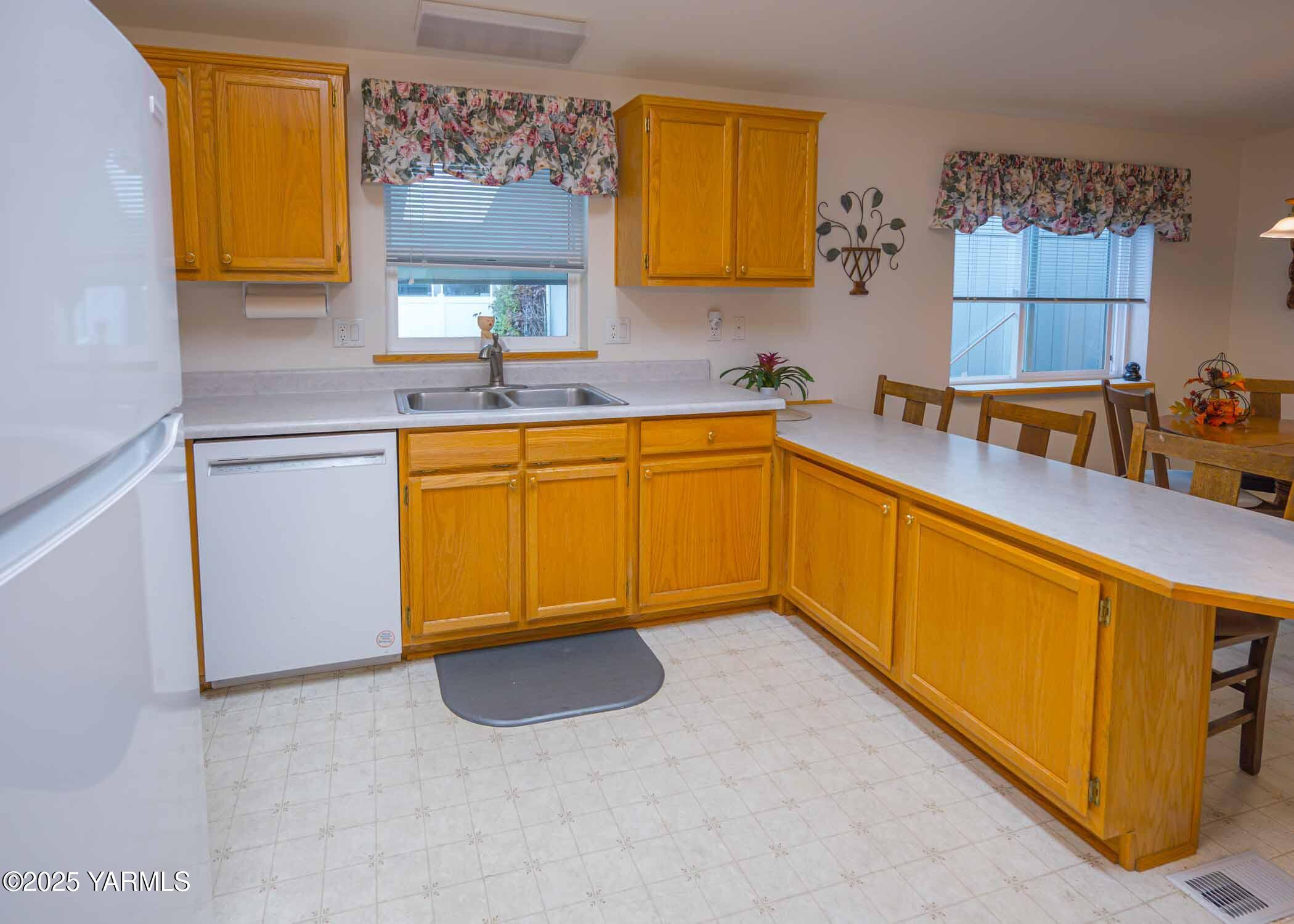 7009 Manor Way Yakima, WA 98908 - Photo 21 of 28 #8 Kitchen sink and eating bar