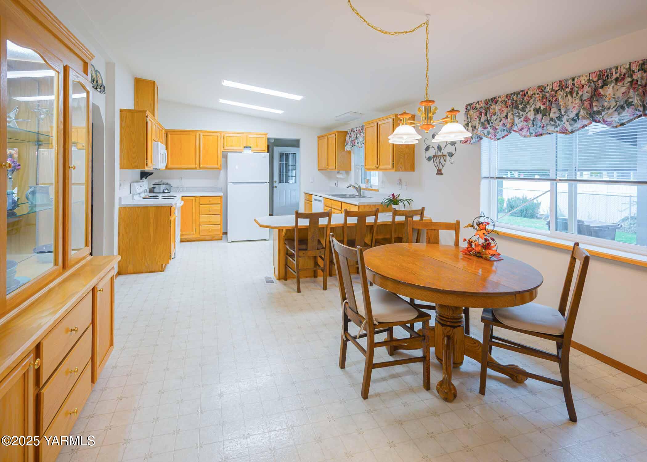 7009 Manor Way Yakima, WA 98908 - Photo 24 of 28 #11 Kitchen and DR