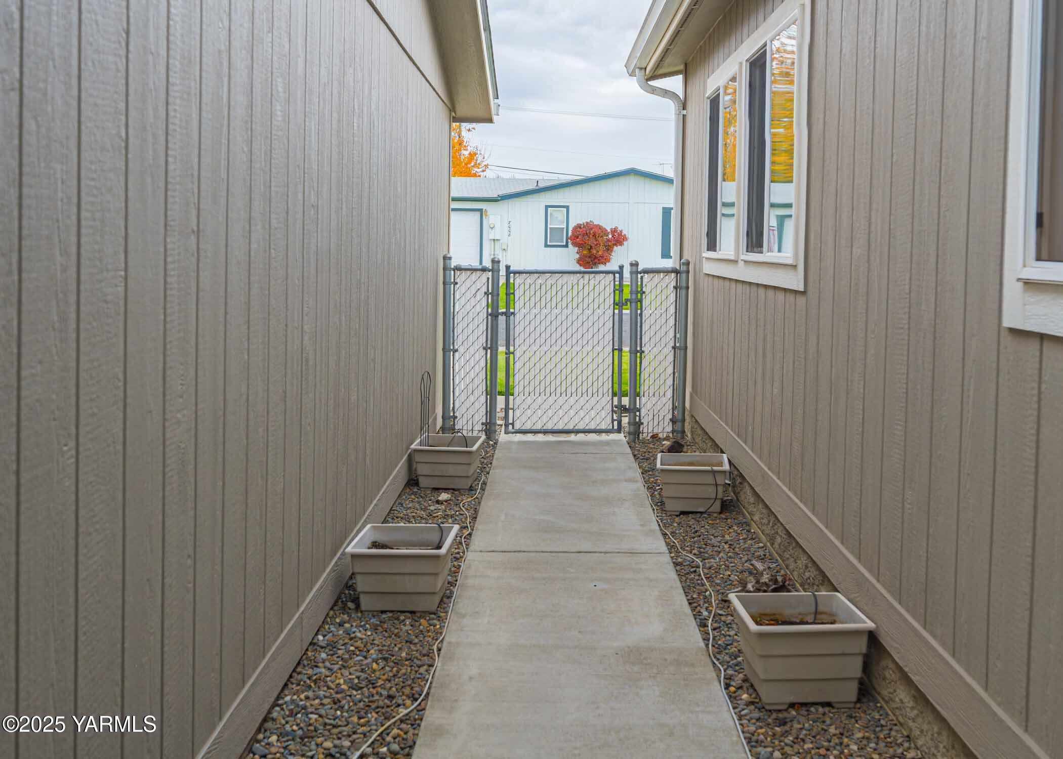 7009 Manor Way Yakima, WA 98908 - Photo 5 of 28 #24 side gate
