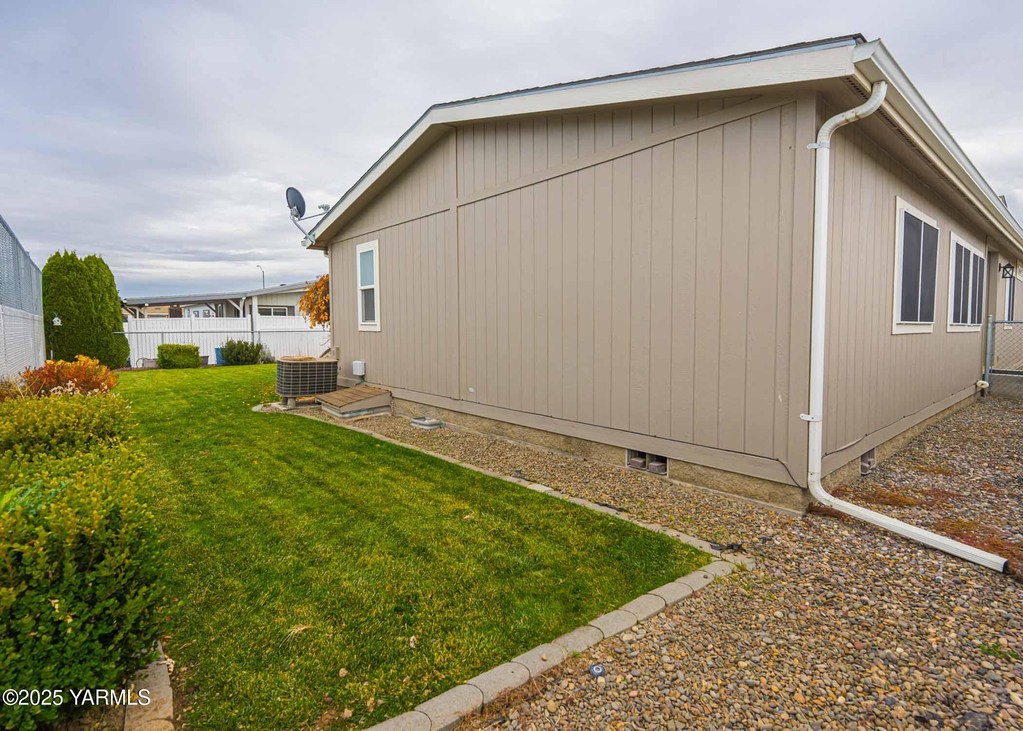 7009 Manor Way Yakima, WA 98908 - Photo 8 of 28 #27 Side of house