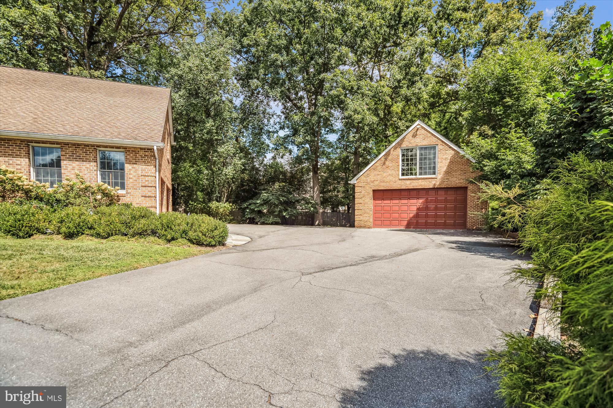 8849 Tuckerman Lane Potomac, MD 20854 - Photo 5 of 96 Driveway