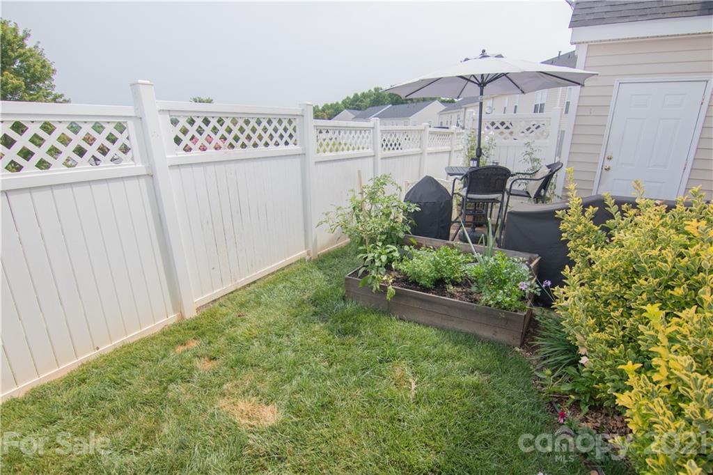 7613 Bluff Point Lane Denver, NC 28037 - Photo 16 of 20 a view of a backyard