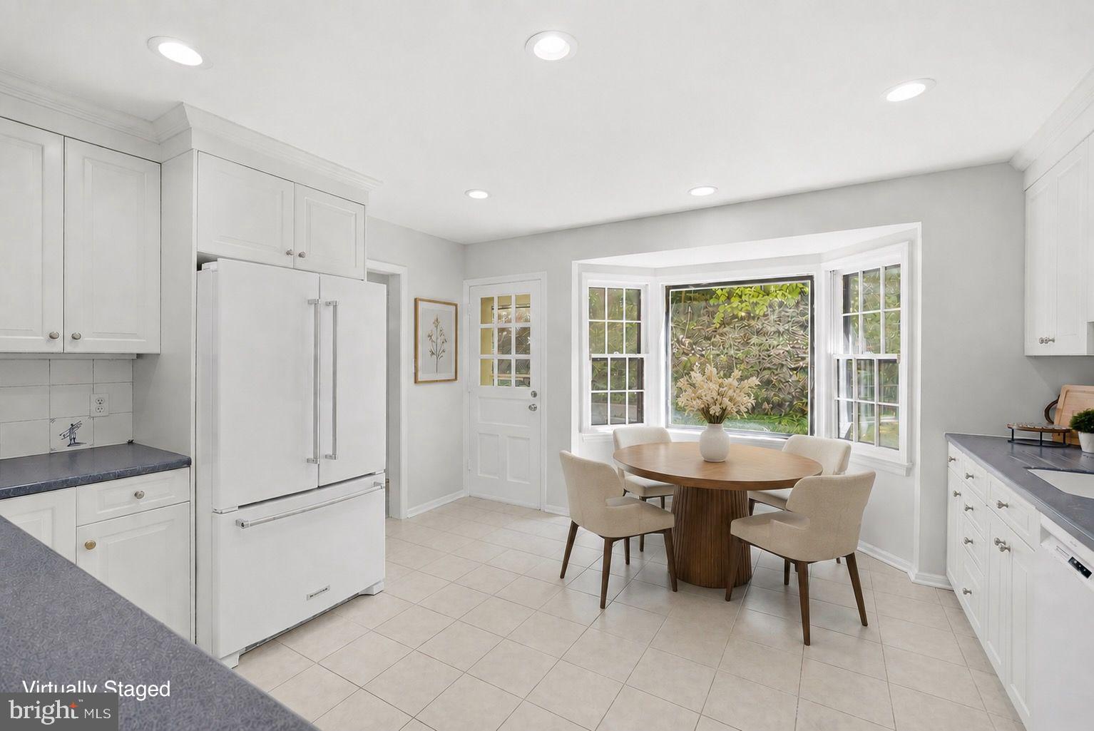 7616 Carteret Road Bethesda, MD 20817 - Photo 10 of 32 Eat-In Kitchen w/ Bay Window