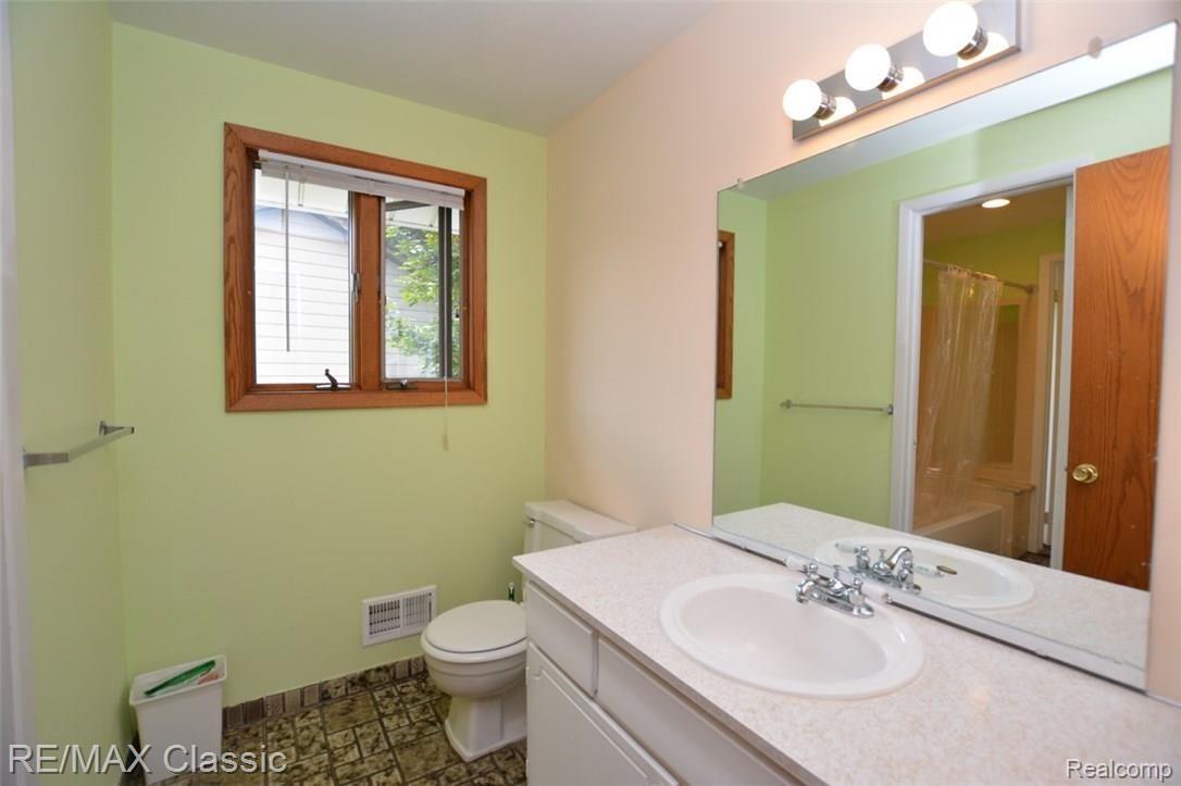 42439 Park Ridge Road Novi, MI 48375 - Photo 22 of 40 BR Bath Dual Entry 1.jpg