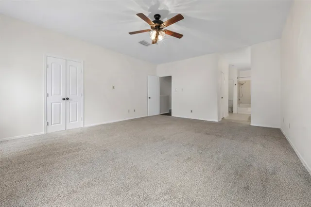 a view of a livingroom with a ceiling fan