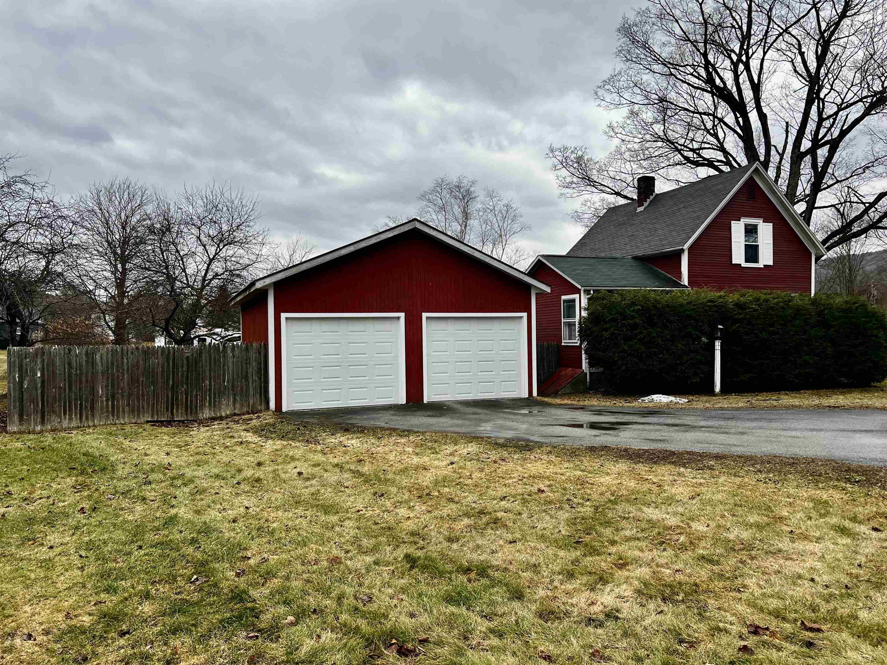 60 Circular Avenue Wallingford, VT 05773 - Photo 4 of 39