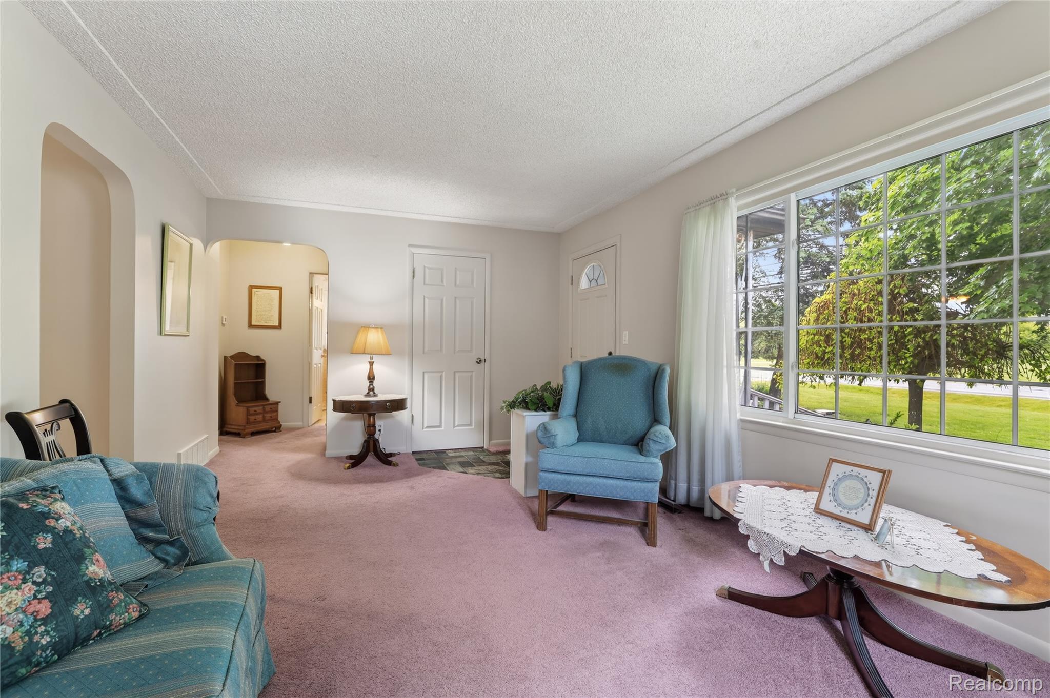 5090 Torrey Road Flint, MI 48507 - Photo 5 of 43 Living Room 3.jpg