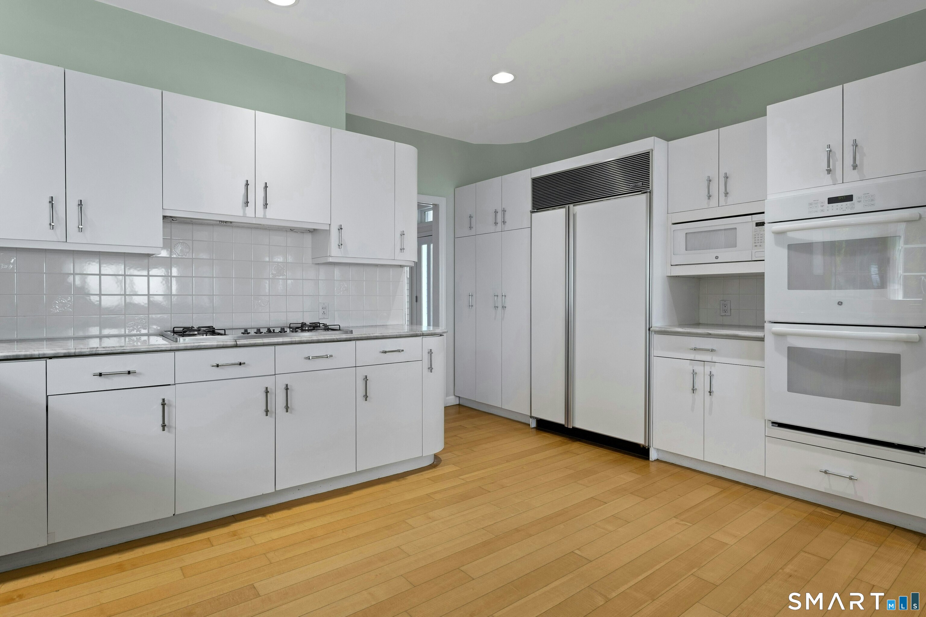 1845 Fairfield Beach Road Fairfield, CT 06824 - Photo 15 of 33 Gallery Image 15