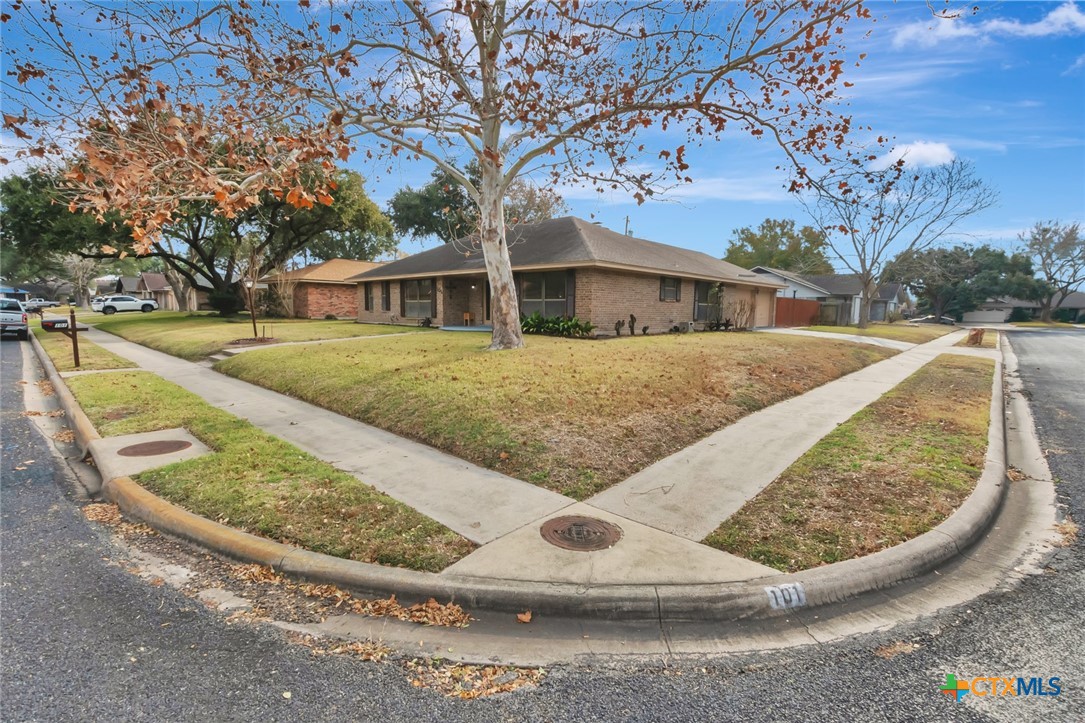 101 Kemble Street Victoria, TX 77904 - Photo 32 of 34 front view of a house with a yard