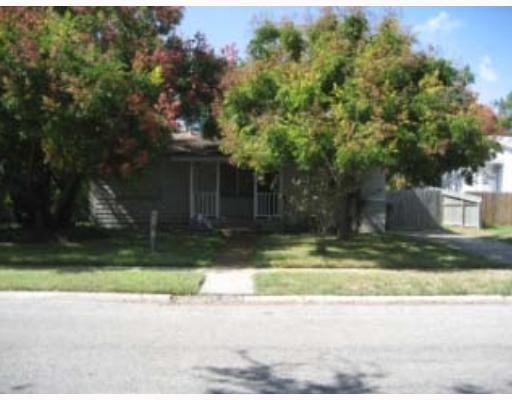 a view of a yard in front of a house