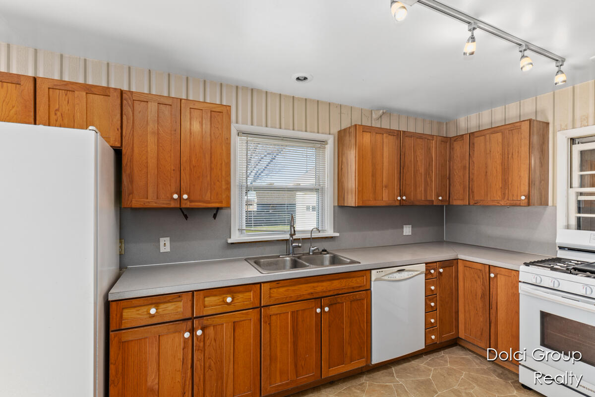 4106 Fillmore Road Holland, MI 49423 - Photo 4 of 20 IMG_1005