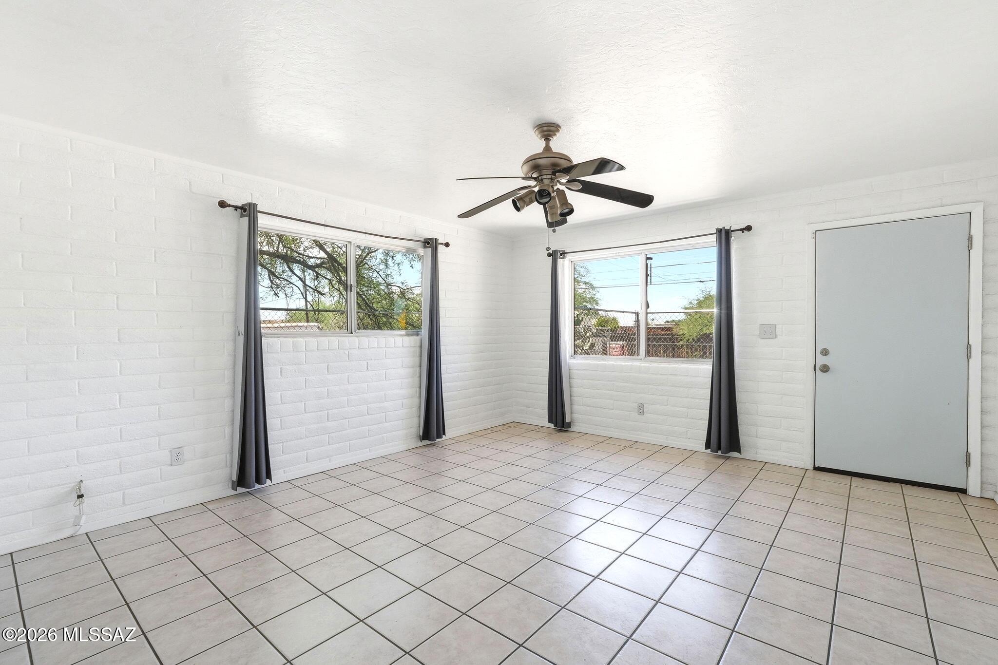 5125 South Missiondale Road Tucson, AZ 85706 - Photo 6 of 32 a view of an empty room and window