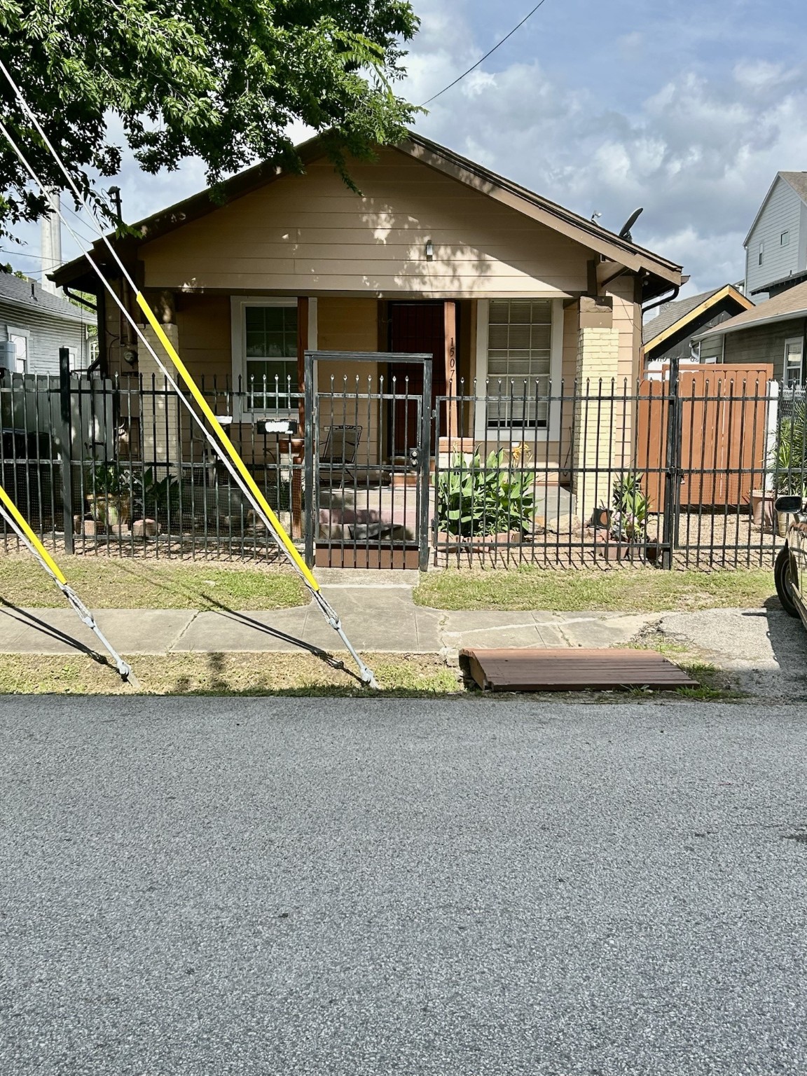 1507 Bonner Street Houston, TX 77007 - Photo 11 of 12 a view of house with garage and