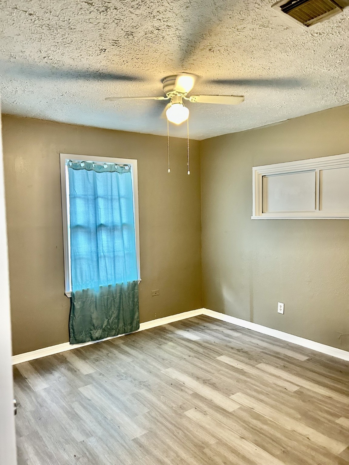 1507 Bonner Street Houston, TX 77007 - Photo 2 of 12 an empty room with wooden floor and windows