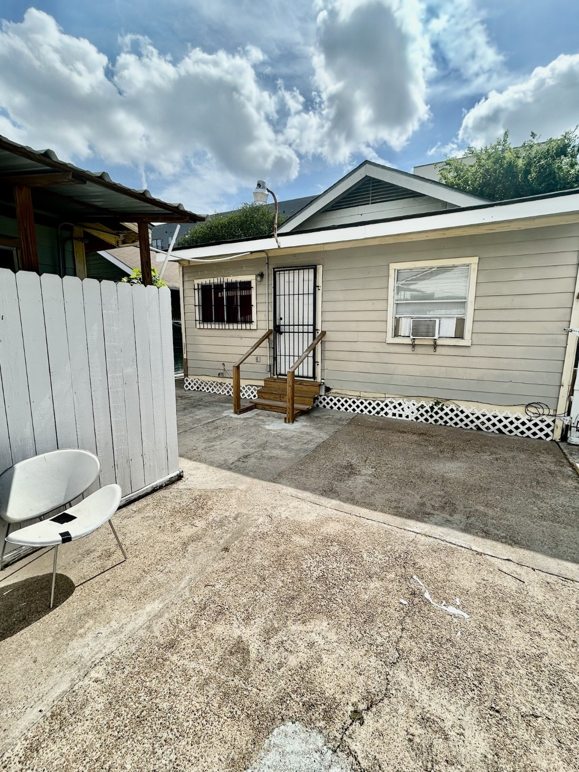 1507 Bonner Street Houston, TX 77007 - Photo 9 of 12 a front view of a house with a yard