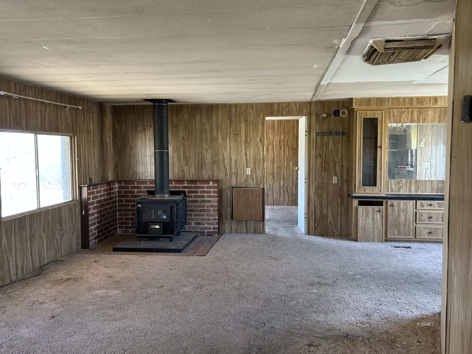 1057 North Calvert Boulevard Ridgecrest, CA 93555 - Photo 8 of 23 a living room with furniture