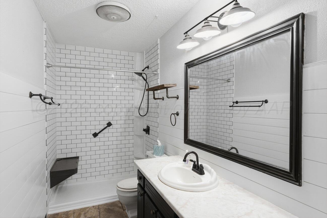 205 Houston Street Borger, TX 79007 - Photo 34 of 57 Upstairs Primary Bath