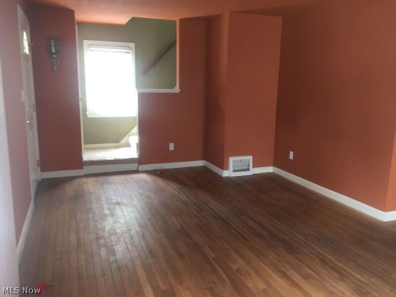4527 Laurel Road Cleveland, OH 44121 - Photo 8 of 17