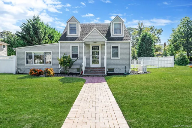 $669,999 | 20 Tulip Road, Kings Park, NY 11754