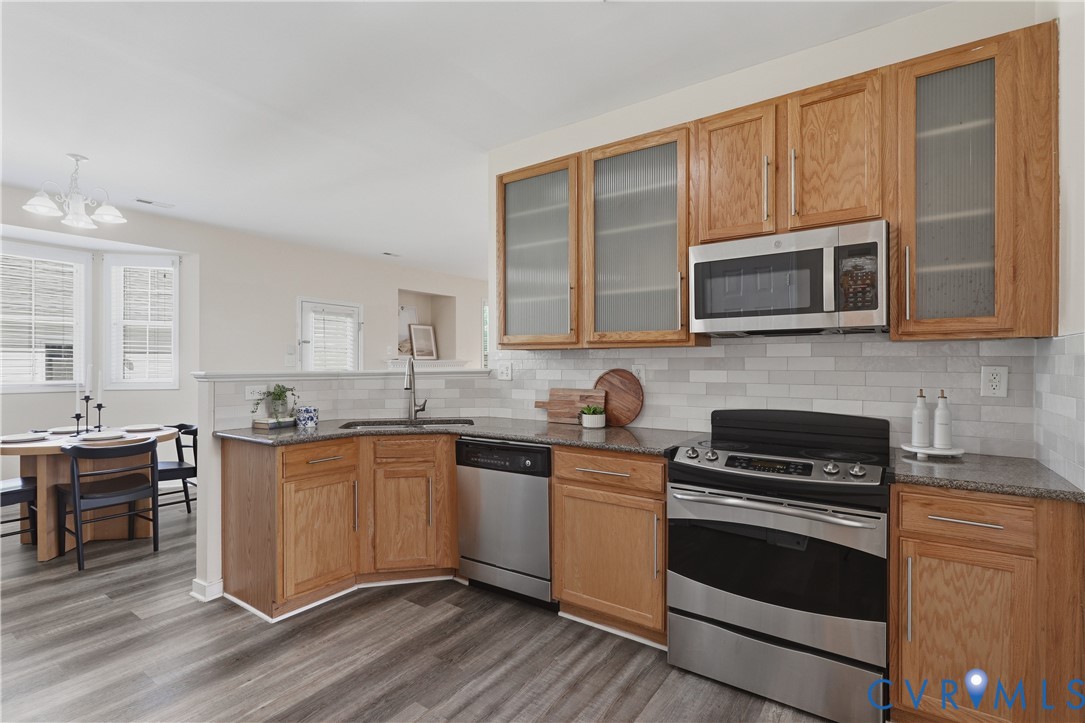 5101 Kenmare Loop Richmond, VA 23234 - Photo 3 of 43 SS appliances, granite counters, glass front cabin