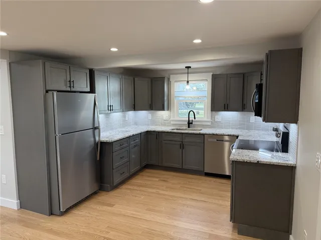 $2,750 | 863 Main Street, Unit 1, East Greenwich, RI 02818