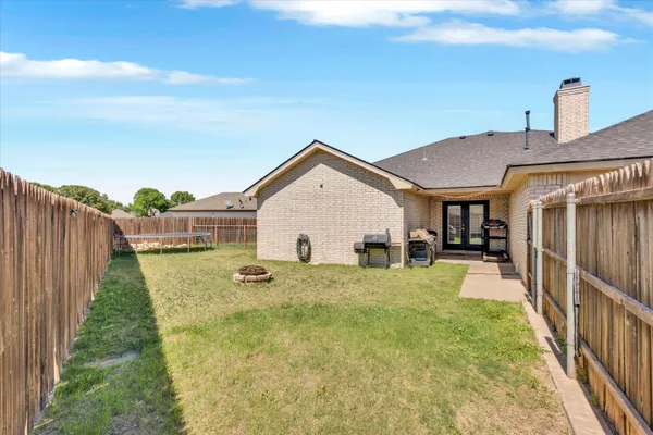 a view of a house with backyard