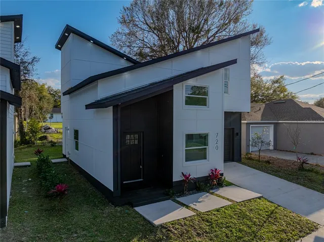 a view of backyard of the house