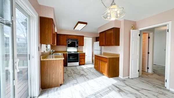 $425,000 | 28 Montgomery Lane, Vernon Hills, IL 60061