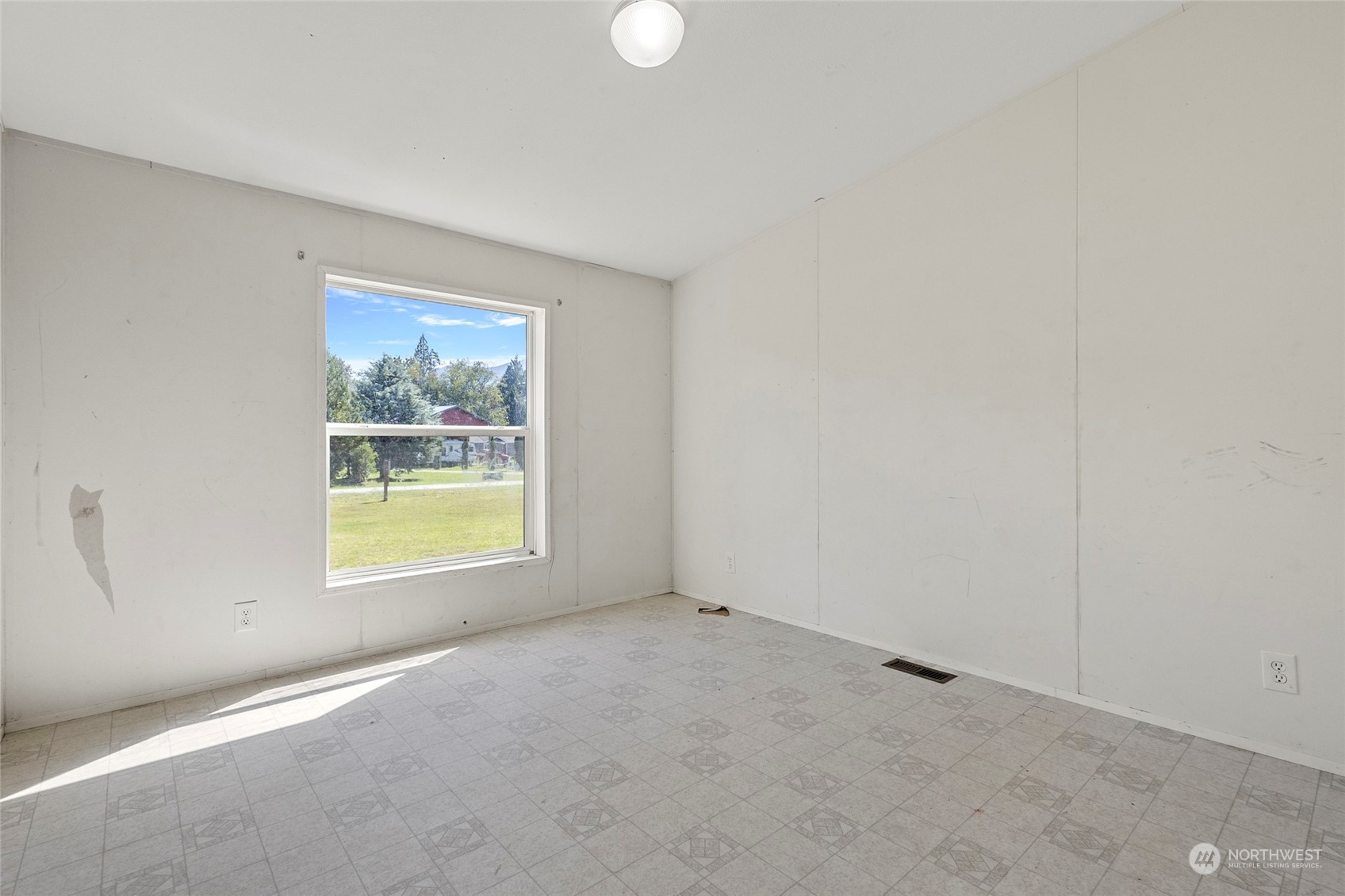 8292 Emmanuel Drive Concrete, WA 98237 - Photo 20 of 40 an empty room with a window