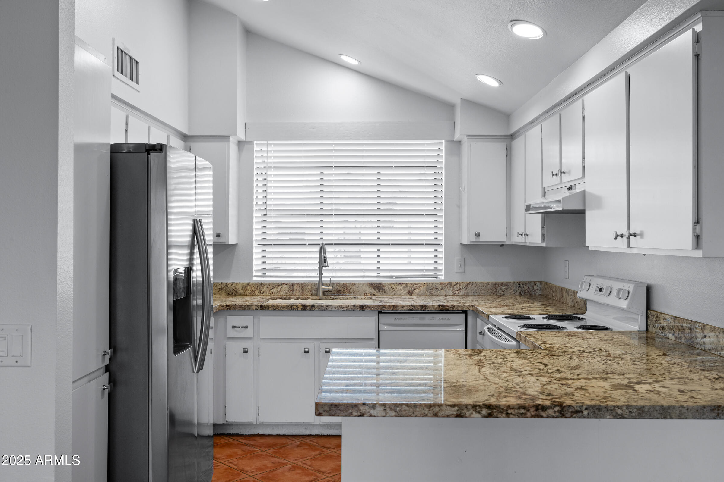 2911 West Cholla Street Phoenix, AZ 85029 - Photo 17 of 43 Kitchen